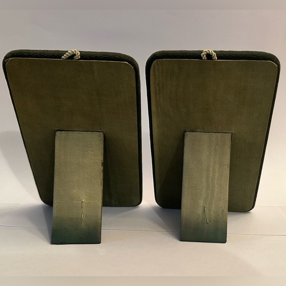 1940's Petro Cesellato A Mano Pewter on Blue Velvet Praying Children Plaques 5" - Picture 4 of 5